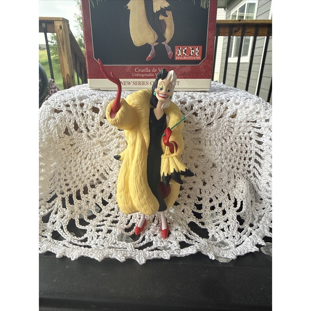 Hallmark Keepsake Disney 101 Dalmations Cruella de Vil